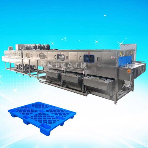 托盤清洗設(shè)備分為三段清洗,水可以循環(huán)使用,節(jié)約能水資源